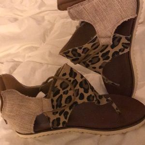 Zip back leopard print sandals size 8
